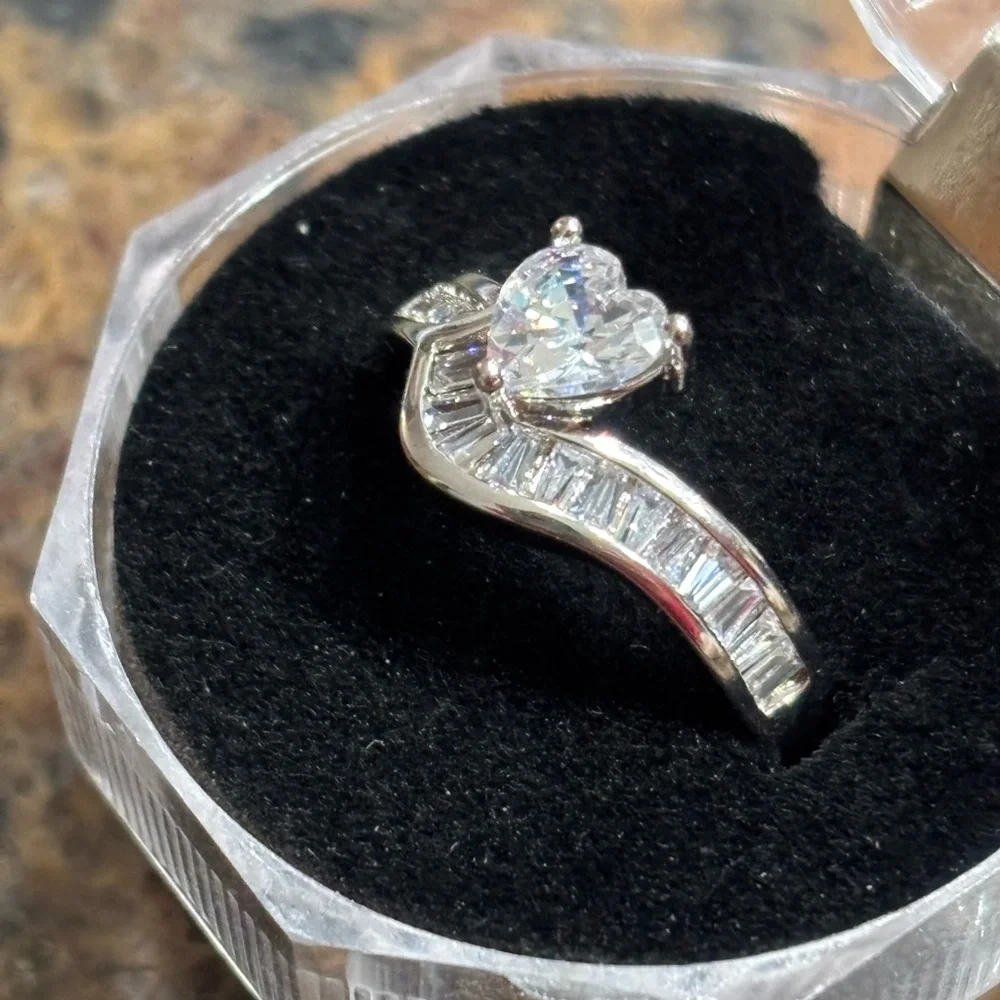 💥2/$24 or 3/$30💥 Crystal heart ring with inlaid baguettes . Sz 7. NWT
